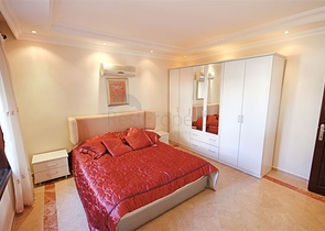 فيلا واسعة - باطلالة بحرية ساحرة في مركز الانيا 