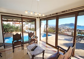 فيلا واسعة - باطلالة بحرية ساحرة في مركز الانيا 