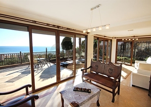 فيلا واسعة - باطلالة بحرية ساحرة في مركز الانيا 