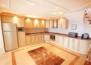 فيلا واسعة - باطلالة بحرية ساحرة في مركز الانيا 