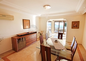 فيلا واسعة - باطلالة بحرية ساحرة في مركز الانيا 