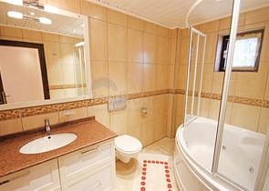 فيلا واسعة - باطلالة بحرية ساحرة في مركز الانيا 