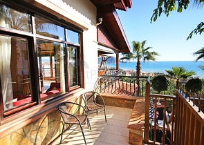 فيلا واسعة - باطلالة بحرية ساحرة في مركز الانيا 