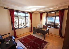 فيلا واسعة - باطلالة بحرية ساحرة في مركز الانيا 