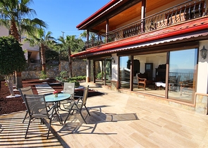 فيلا واسعة - باطلالة بحرية ساحرة في مركز الانيا 