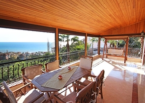 فيلا واسعة - باطلالة بحرية ساحرة في مركز الانيا 