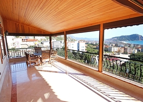 فيلا واسعة - باطلالة بحرية ساحرة في مركز الانيا 