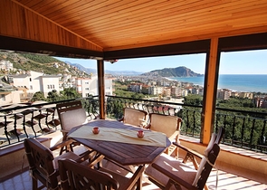 فيلا واسعة - باطلالة بحرية ساحرة في مركز الانيا 