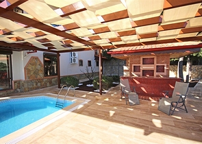 فيلا واسعة - باطلالة بحرية ساحرة في مركز الانيا 