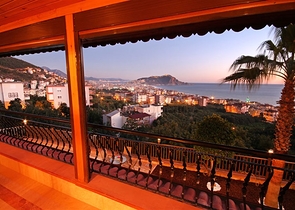 فيلا واسعة - باطلالة بحرية ساحرة في مركز الانيا 