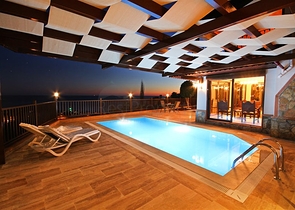 فيلا واسعة - باطلالة بحرية ساحرة في مركز الانيا 