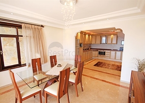 فيلا واسعة - باطلالة بحرية ساحرة في مركز الانيا 