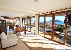 فيلا واسعة - باطلالة بحرية ساحرة في مركز الانيا 