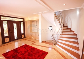 فيلا واسعة - باطلالة بحرية ساحرة في مركز الانيا 