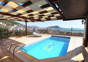 فيلا واسعة - باطلالة بحرية ساحرة في مركز الانيا 