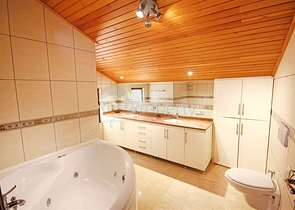 فيلا واسعة - باطلالة بحرية ساحرة في مركز الانيا 