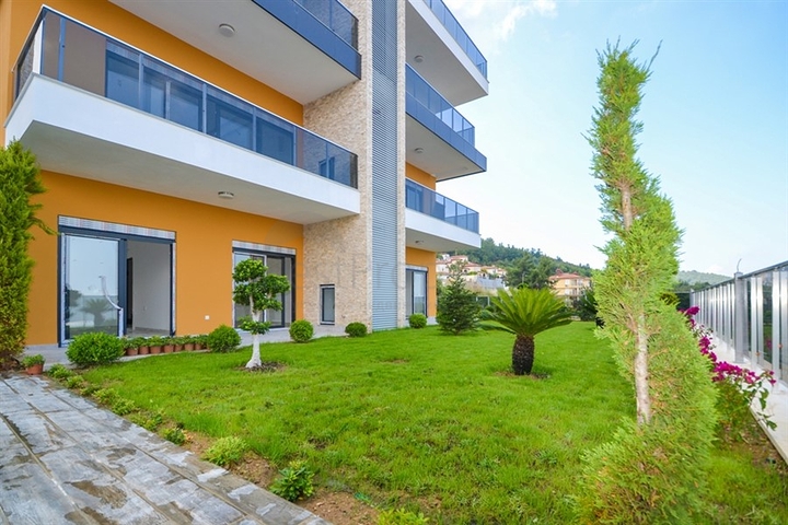 شقق عائلية ضمن مجمع حديث باطلالة ساحرة في الانيا 