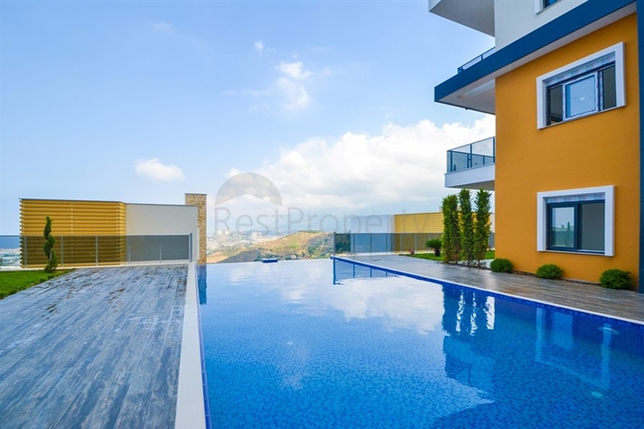 شقق عائلية ضمن مجمع حديث باطلالة ساحرة في الانيا 