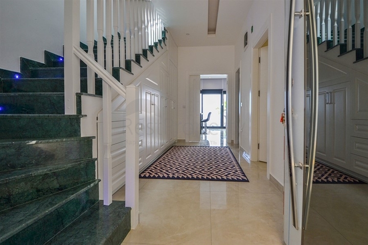 شقق عائلية ضمن مجمع حديث باطلالة ساحرة في الانيا 