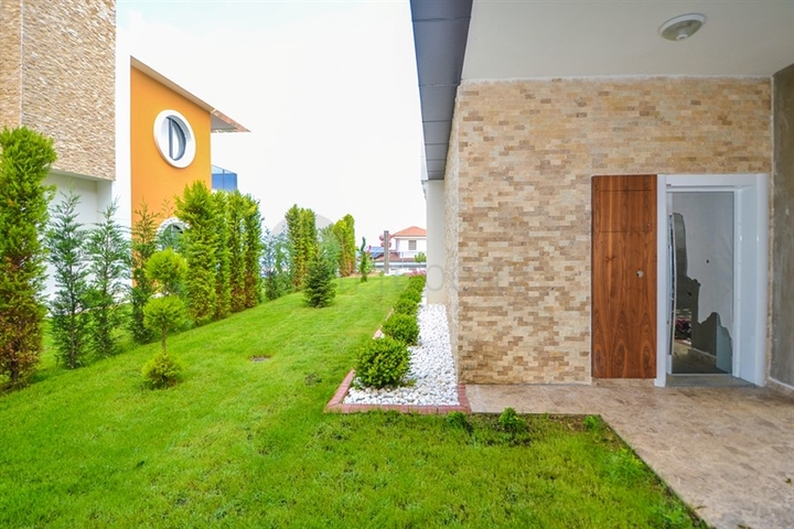 شقق عائلية ضمن مجمع حديث باطلالة ساحرة في الانيا 