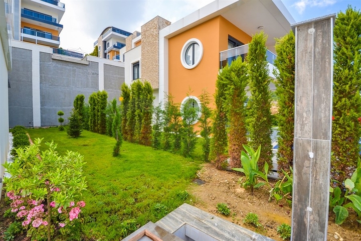 شقق عائلية ضمن مجمع حديث باطلالة ساحرة في الانيا 