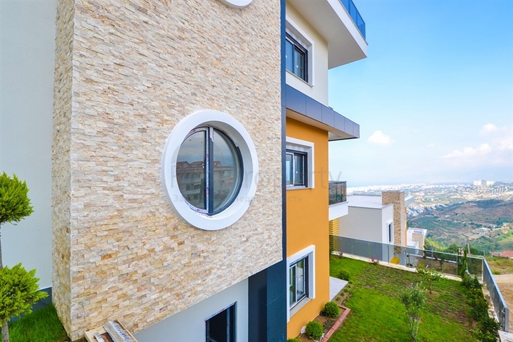 شقق عائلية ضمن مجمع حديث باطلالة ساحرة في الانيا 