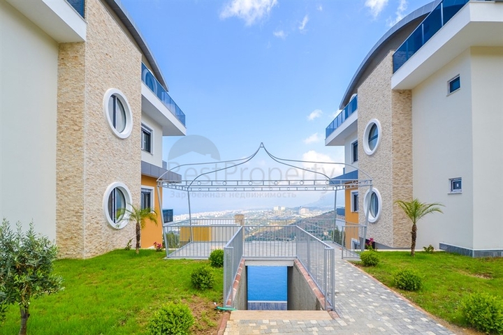 شقق عائلية ضمن مجمع حديث باطلالة ساحرة في الانيا 