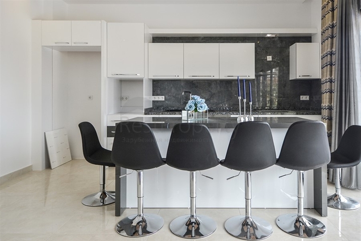 شقق عائلية ضمن مجمع حديث باطلالة ساحرة في الانيا 