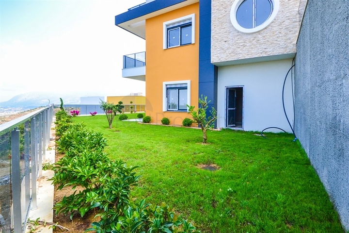 شقق عائلية ضمن مجمع حديث باطلالة ساحرة في الانيا 