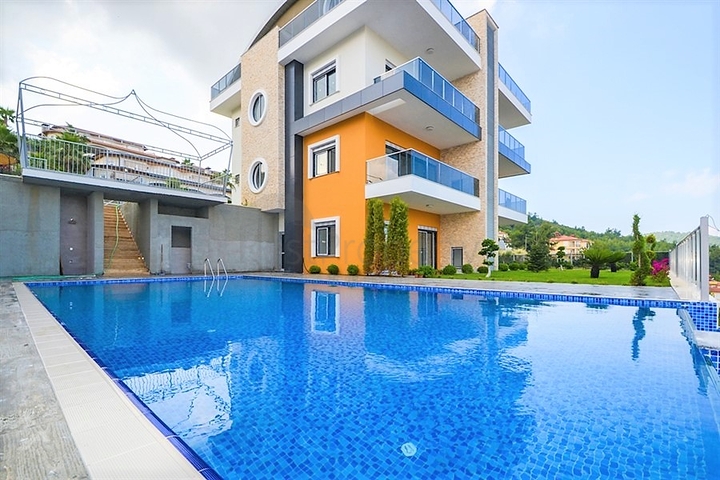 شقق عائلية ضمن مجمع حديث باطلالة ساحرة في الانيا 