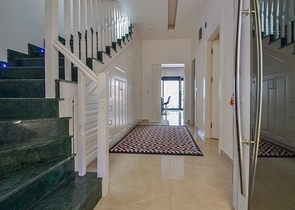 شقق عائلية ضمن مجمع حديث باطلالة ساحرة في الانيا 