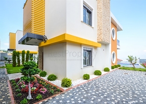 شقق عائلية ضمن مجمع حديث باطلالة ساحرة في الانيا 