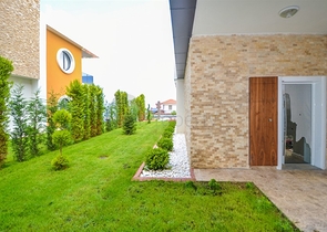 شقق عائلية ضمن مجمع حديث باطلالة ساحرة في الانيا 