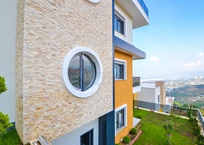 شقق عائلية ضمن مجمع حديث باطلالة ساحرة في الانيا 