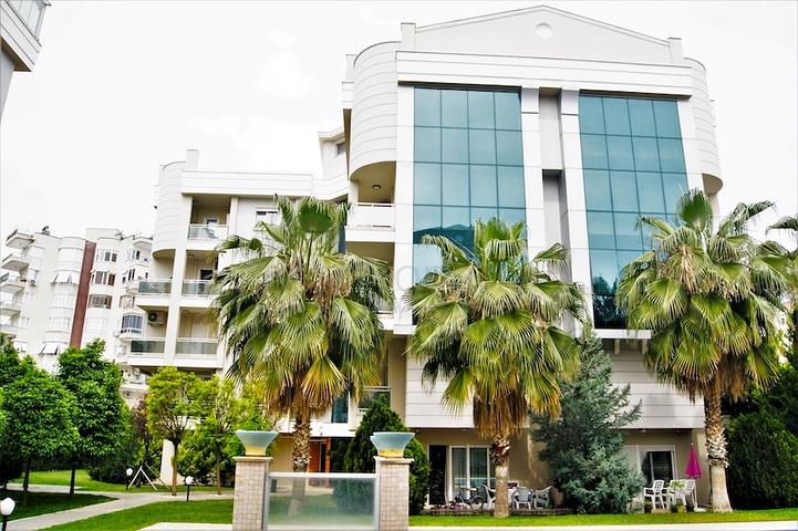 بنتهاوس 2 + 1 مع وصول للحديقة في مجمع 500 م من البحر