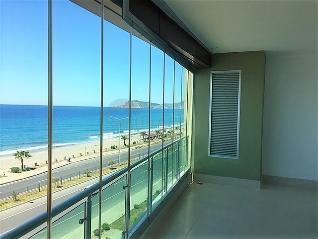 شقة بغرفتي نوم وصالة باطلالة بحرية مباشرة 