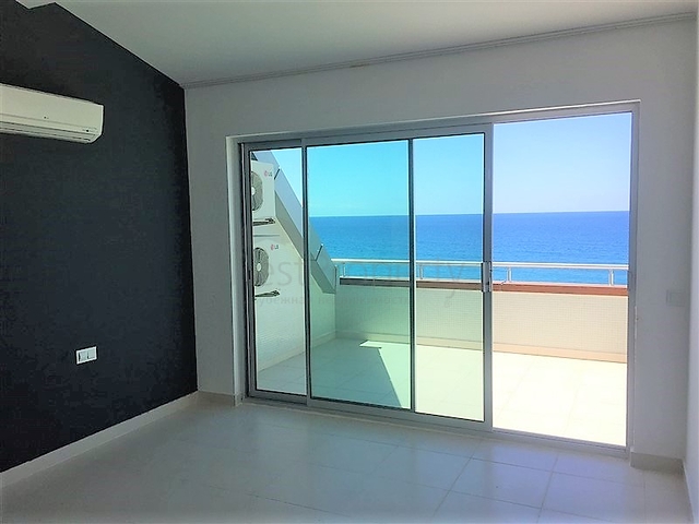 شقة بغرفتي نوم وصالة باطلالة بحرية مباشرة 