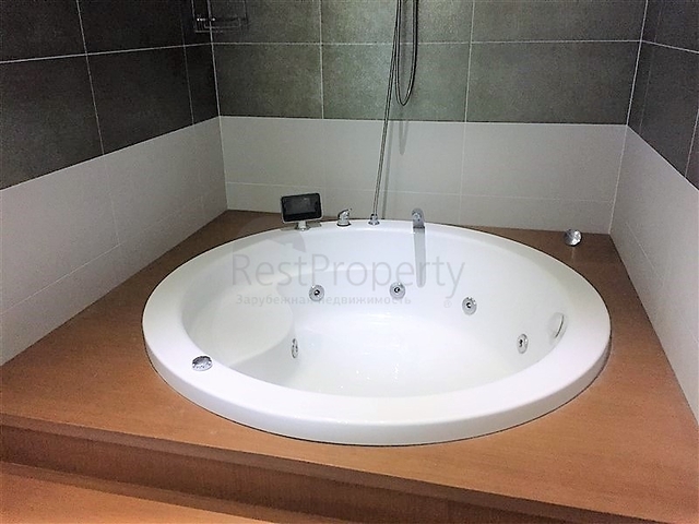 شقة بغرفتي نوم وصالة باطلالة بحرية مباشرة 