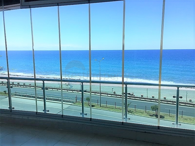 شقة بغرفتي نوم وصالة باطلالة بحرية مباشرة 