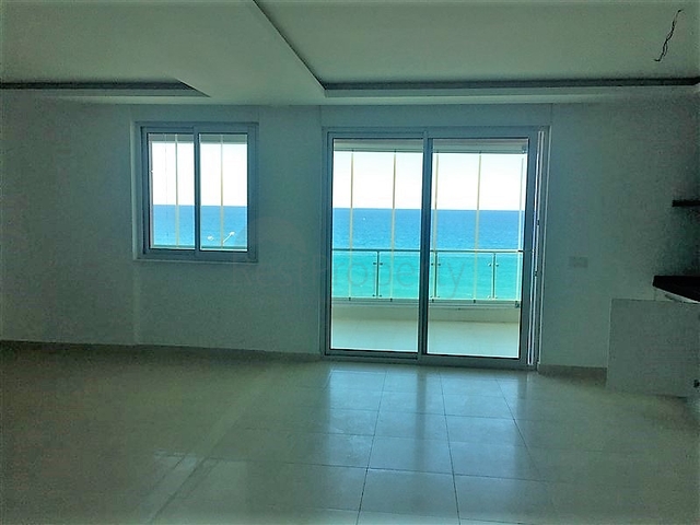 شقة بغرفتي نوم وصالة باطلالة بحرية مباشرة 