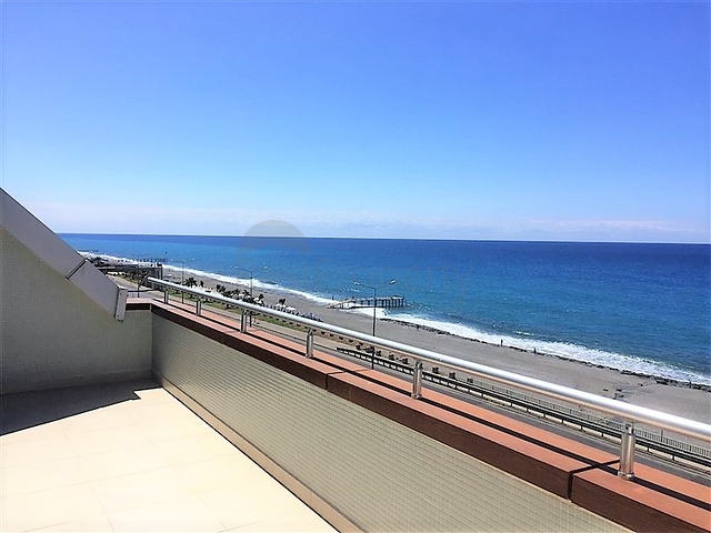 شقة بغرفتي نوم وصالة باطلالة بحرية مباشرة 