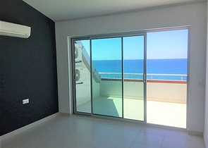 شقة بغرفتي نوم وصالة باطلالة بحرية مباشرة 