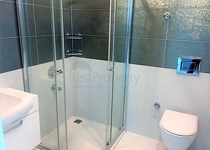 شقة بغرفتي نوم وصالة باطلالة بحرية مباشرة 