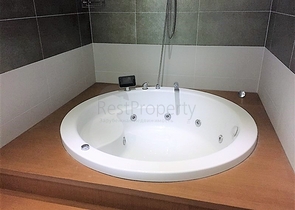 شقة بغرفتي نوم وصالة باطلالة بحرية مباشرة 