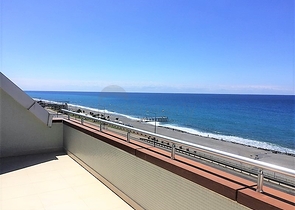 شقة بغرفتي نوم وصالة باطلالة بحرية مباشرة 