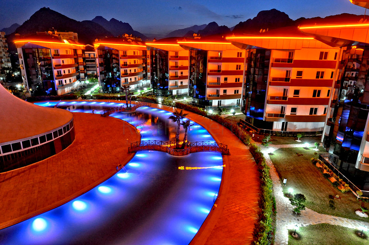 مجمع فاخر في أنطاليا / كونيالتي 400 متر عن البحر فقط 