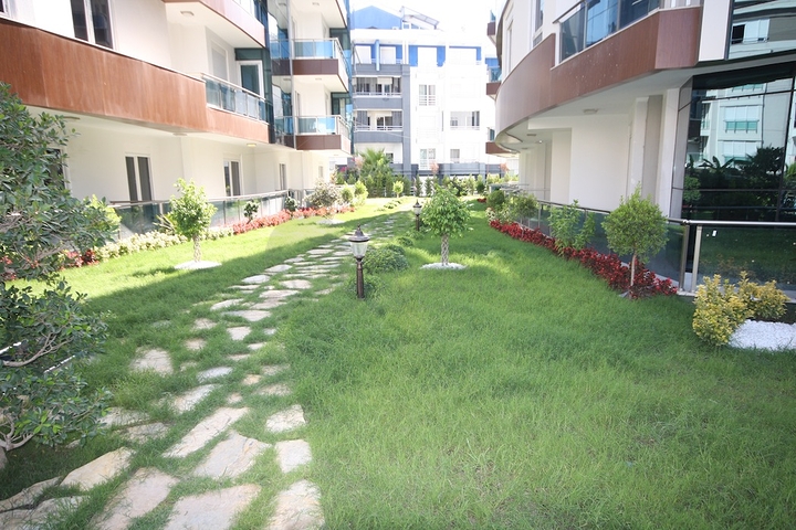 مجمع فاخر في أنطاليا / كونيالتي 400 متر عن البحر فقط 