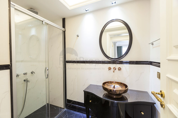 مجمع فاخر في أنطاليا / كونيالتي 400 متر عن البحر فقط 