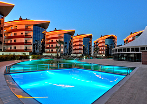 مجمع فاخر في أنطاليا / كونيالتي 400 متر عن البحر فقط 