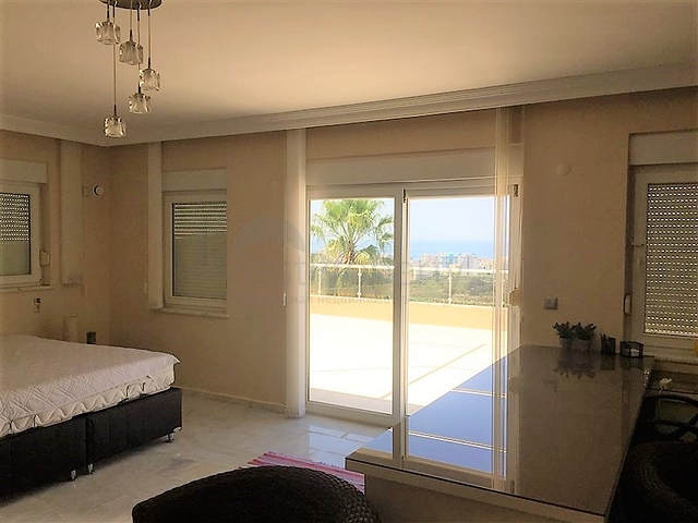 فيلا مستقلة - سبع غرف وصالة - مسبح خاص واطلالة بحر في كارجي جاك / الانيا 